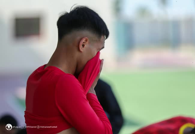 Cầu thủ U20 Việt Nam bật khóc khi HLV Hoàng Anh Tuấn chốt người dự giải châu Á - Ảnh 1.