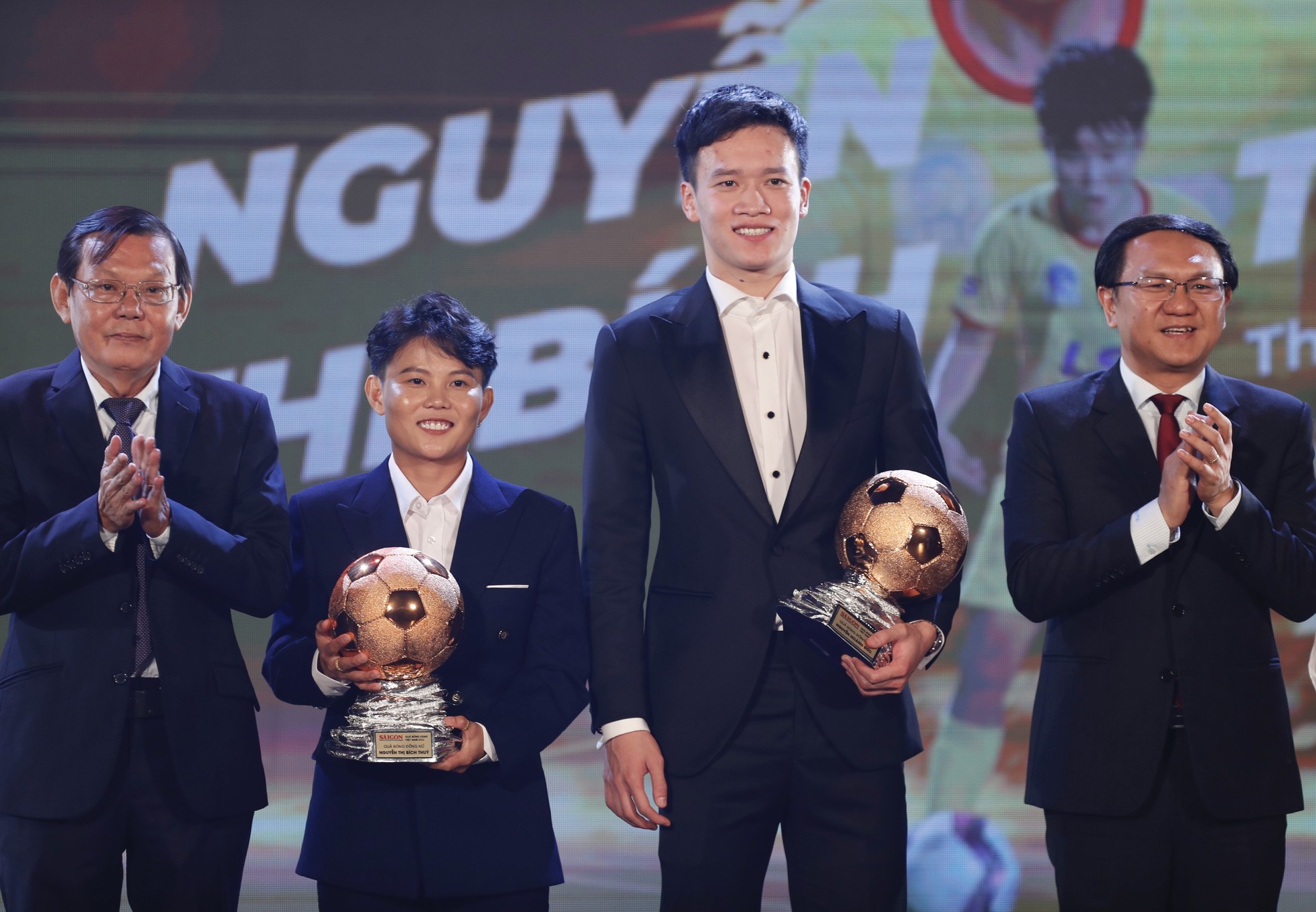 Quả bóng vàng Việt Nam 2022 thuộc về Huỳnh Như và Văn Quyết