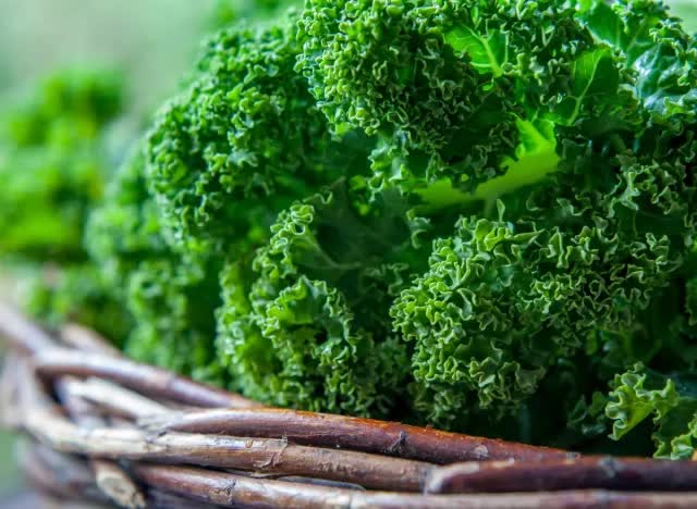 6 loại rau xanh đậm giúp khoẻ xương, trẻ lâu và chống ung thư - Ảnh 1.