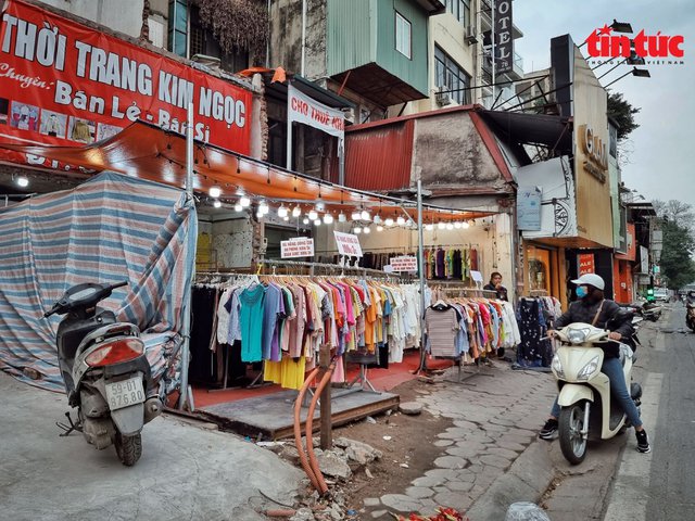 Hà Nội: Tiểu thương phố thời trang tranh thủ xả hàng trước khi bị giải phóng mặt bằng - Ảnh 3.