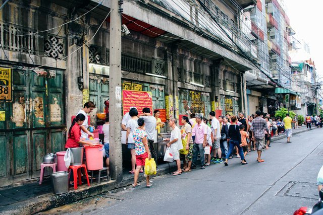 Quán cơm cà ri 50 tuổi ở Thái Lan: Hình thức đặc biệt, phải kê lên đùi ăn, nhưng tại sao khách vẫn xếp hàng để được thử? - Ảnh 2.