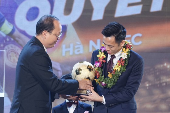 Quả bóng vàng nam Việt Nam 2022 Nguyễn Văn Quyết: Nhận danh hiệu nào đều tự hào - Ảnh 1.