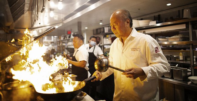 Việc Mỹ cấm bếp gas liệu có đe dọa nghệ thuật nấu ăn bằng chảo của người Trung Quốc? - Ảnh 1.