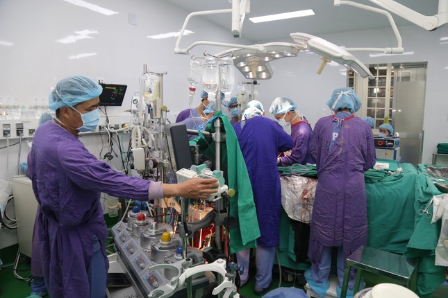 Cuộc đua trắng đêm ghép tạng xuyên Việt của 2 bệnh viện đầu ngành - Ảnh 9.