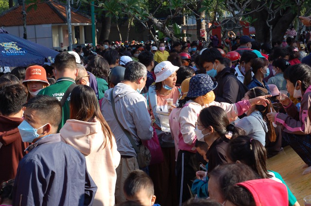 Hàng nghìn người đổ về phiên chợ mua đồ ăn bằng lá độc nhất vô nhị ở miền Tây  - Ảnh 3.