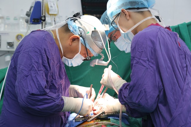 Cuộc đua trắng đêm ghép tạng xuyên Việt của 2 bệnh viện đầu ngành - Ảnh 8.