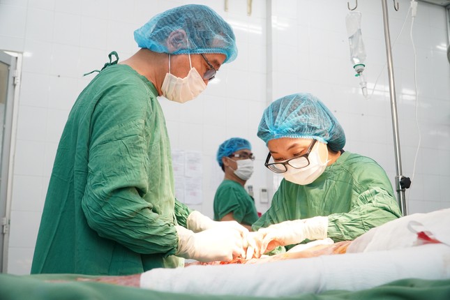 Cuộc đua trắng đêm ghép tạng xuyên Việt của 2 bệnh viện đầu ngành - Ảnh 7.
