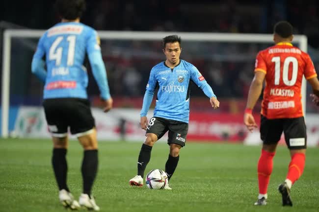 Công Phượng, Chanathip cùng “mất tích” ở J.League: Chuyện gì đang xảy ra với các cầu thủ Đông Nam Á? - Ảnh 3.