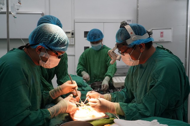 Cuộc đua trắng đêm ghép tạng xuyên Việt của 2 bệnh viện đầu ngành - Ảnh 5.