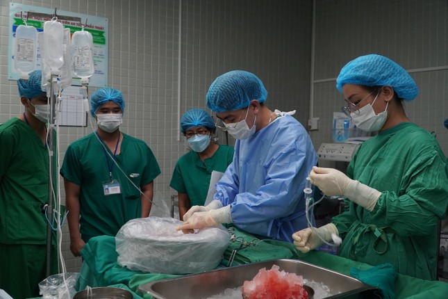 Cuộc đua trắng đêm ghép tạng xuyên Việt của 2 bệnh viện đầu ngành - Ảnh 3.