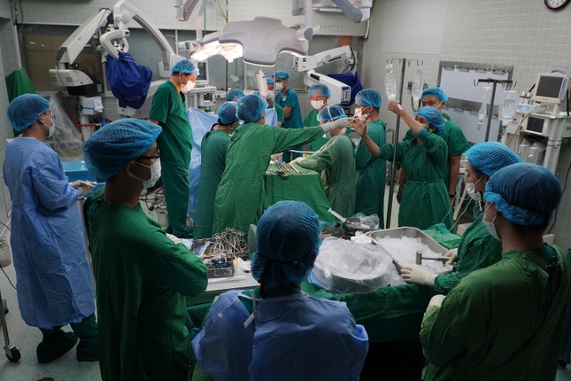Cuộc đua trắng đêm ghép tạng xuyên Việt của 2 bệnh viện đầu ngành - Ảnh 2.
