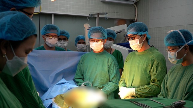 Cuộc đua trắng đêm ghép tạng xuyên Việt của 2 bệnh viện đầu ngành - Ảnh 1.