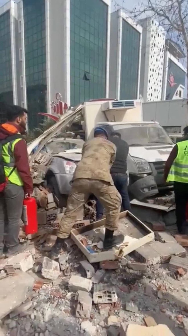 Video: Hàng loạt tòa nhà đổ sập trong vài giây sau trận động đất mới nhất tại Thổ Nhĩ Kỳ khiến ít nhất 111 người thương vong - Ảnh 4.