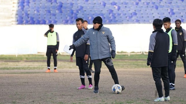 HLV Shin Tae-yong và Indonesia lại than thở về sân tập, lần này là U20 châu Á - Ảnh 1.