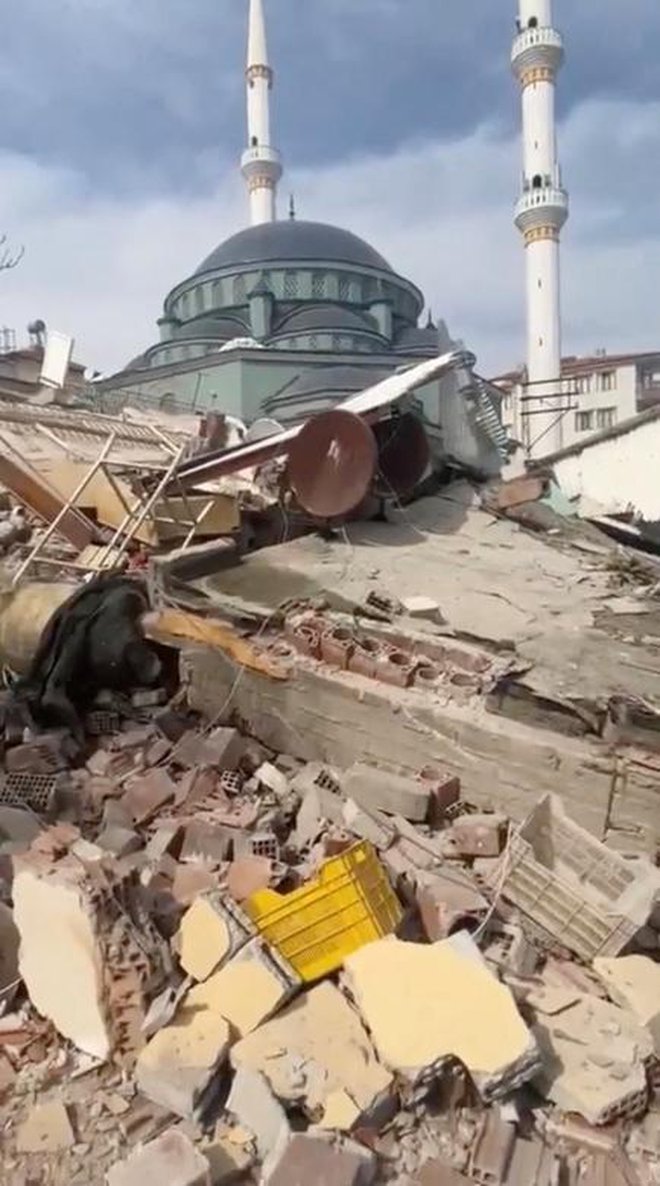 Video: Hàng loạt tòa nhà đổ sập trong vài giây sau trận động đất mới nhất tại Thổ Nhĩ Kỳ khiến ít nhất 111 người thương vong - Ảnh 3.