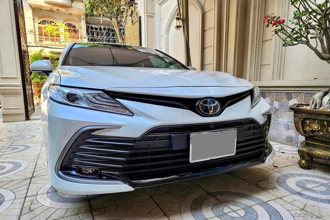 Chủ Toyota Camry chịu lỗ trăm triệu nhưng vẫn bị chê vì đắt hơn giá chưa bóc tem: Như này mua xe mới cho sướng - Ảnh 4.