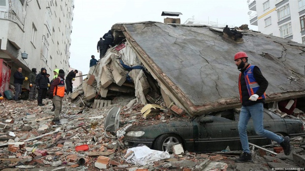 Video: Hàng loạt tòa nhà đổ sập trong vài giây sau trận động đất mới nhất tại Thổ Nhĩ Kỳ khiến ít nhất 111 người thương vong - Ảnh 2.