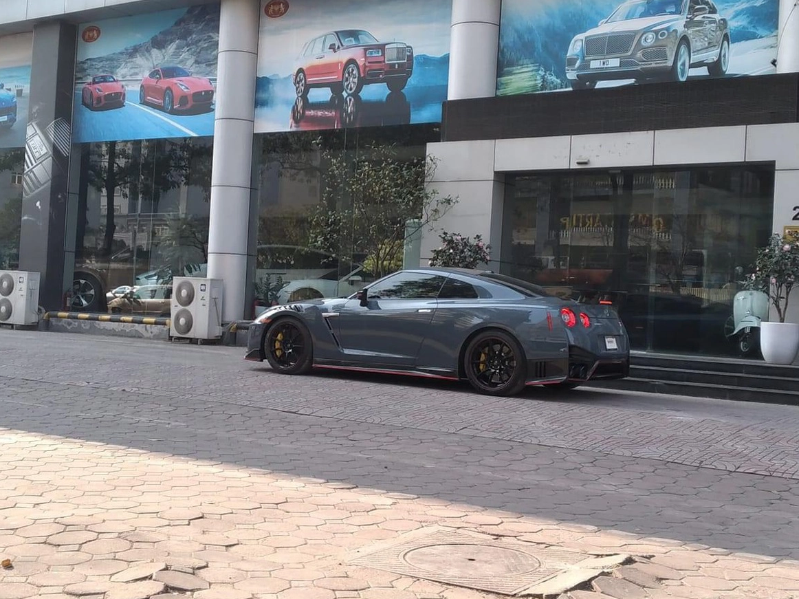 Nissan GT-R Nismo đầu tiên về Việt Nam: Toàn đồ chơi hàng thửa, giá bên Mỹ đã vài tỷ thì đại gia Việt đúng chuẩn dân chơi - Ảnh 1.