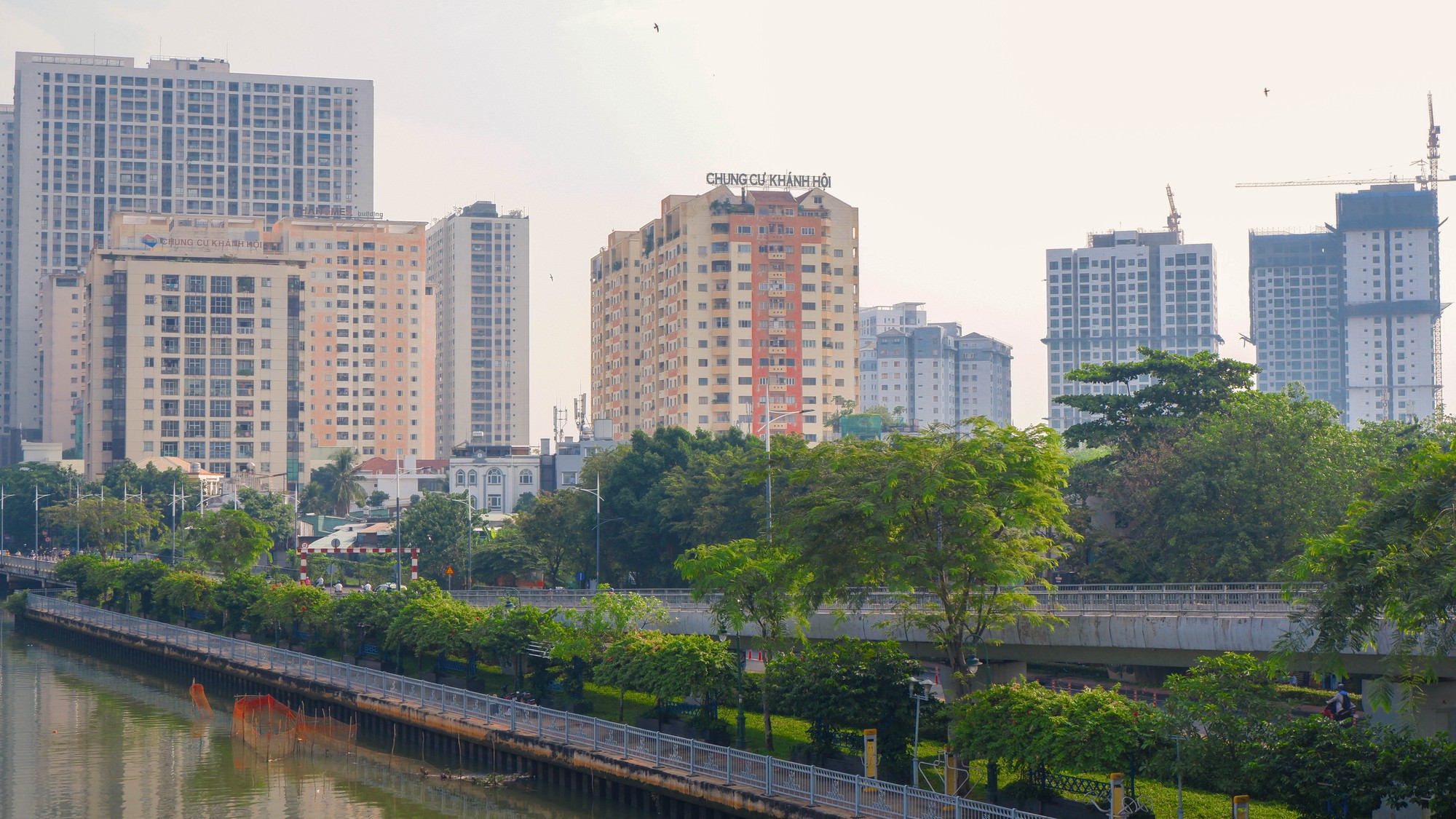 Giá căn hộ cao ngất ngưởng tại quận có mật độ dân số cao nhất Việt Nam - Ảnh 3.