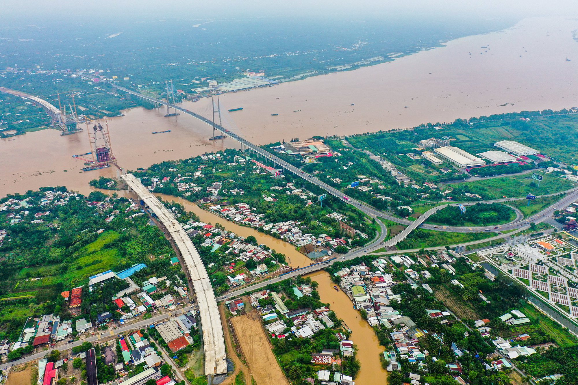 Cận cảnh cầu đắt nhất bắc qua sông Tiền, có trụ chính cao bằng tòa nhà 40 tầng - Ảnh 9.