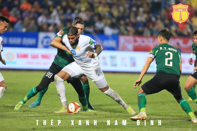 Ghi bàn phút cuối, Nam Định giành 3 điểm đầu tay - Ảnh 1.