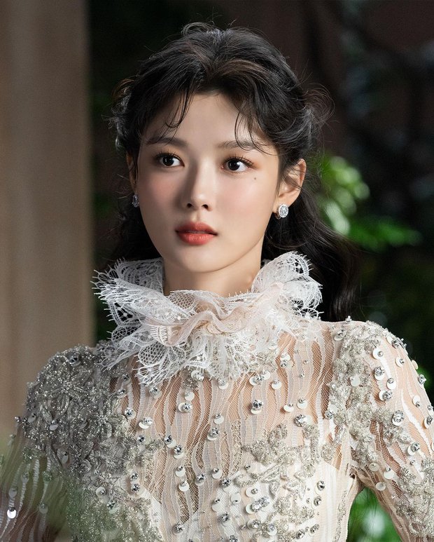 Câm nín trước nhan sắc hiện tại của Kim Yoo Jung, ngay cả nữ thần Han Hyo Joo cũng phát cuồng - Ảnh 1.