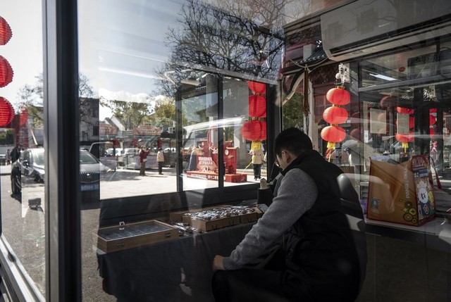 Trung Quốc phù phép cho các hàng chục nghìn bốt xét nghiệm Covid: Địa điểm muốn quên của người dân nay thành cửa hàng thực phẩm và trạm nghỉ cho công nhân vệ sinh  - Ảnh 3.