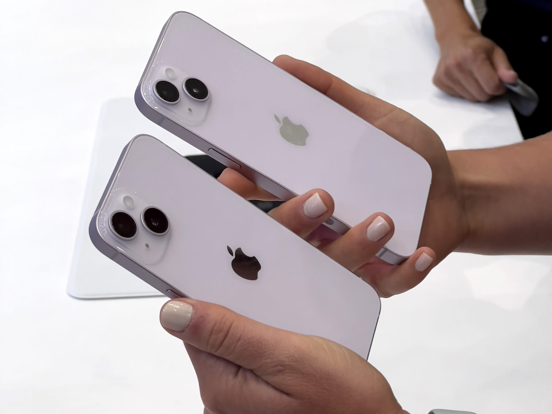 iPhone 14 sập giá, xuống dưới 20 triệu đồng - Ảnh 1.