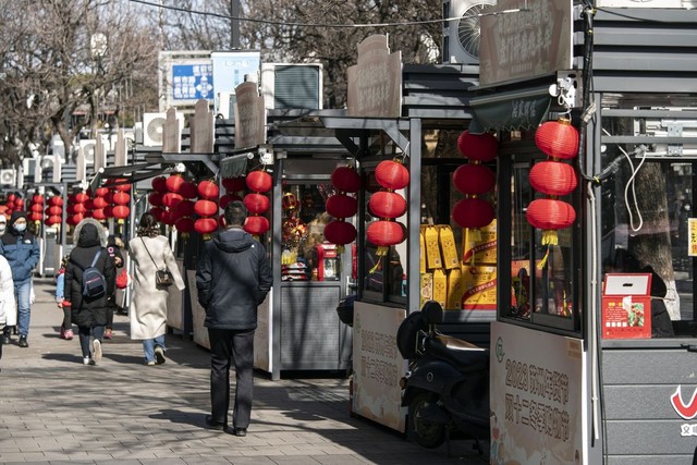 Trung Quốc phù phép cho các hàng chục nghìn bốt xét nghiệm Covid: Địa điểm muốn quên của người dân nay thành cửa hàng thực phẩm và trạm nghỉ cho công nhân vệ sinh  - Ảnh 1.