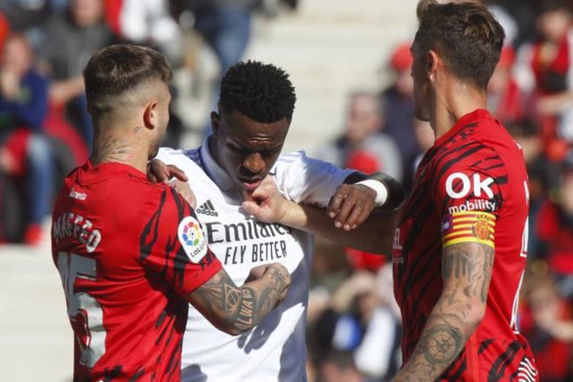 Siêu sao Vinicius bị bắt nạt trong lẫn ngoài sân cỏ, HLV Real Madrid phản ứng dữ dội - Ảnh 1.