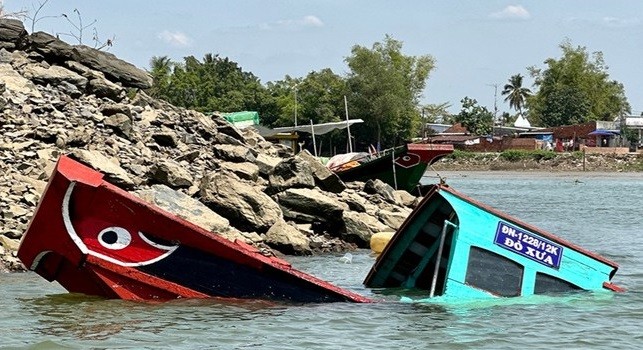 Vụ lật tàu khiến thai phụ tử vong ở Đồng Nai: Quy trình đăng kiểm được thực hiện thế nào? - Ảnh 1.