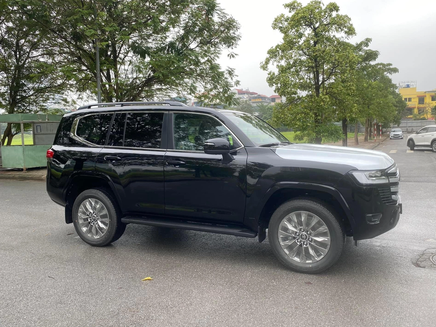 Toyota Land Cruiser 2023 chính hãng về Việt Nam: Giá gần 4,2 tỷ đồng, thêm option như xe nhập Trung Đông - Ảnh 9.