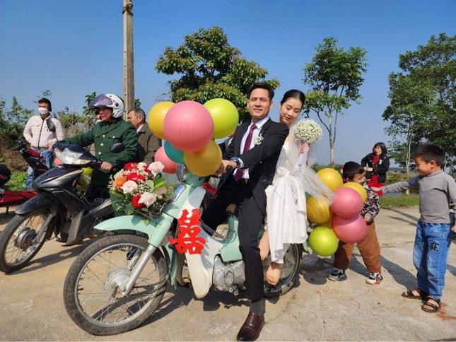 Đám cưới rước dâu bằng hàng chục xe Cub ở Hà Tĩnh gây sốt - Ảnh 7.