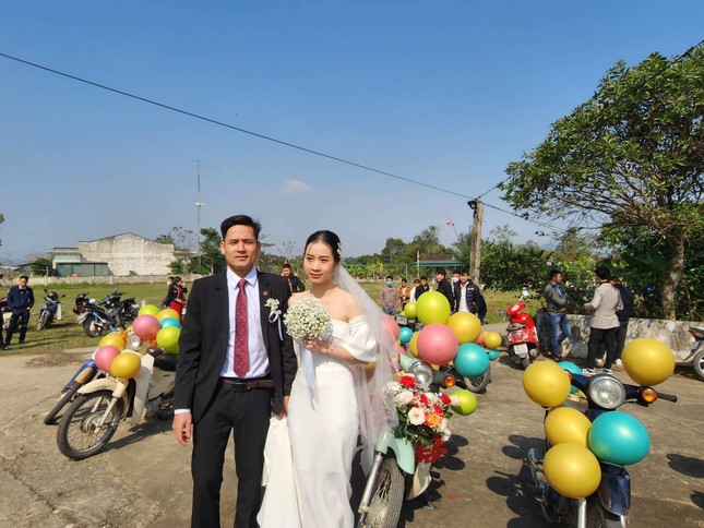 Đám cưới rước dâu bằng hàng chục xe Cub ở Hà Tĩnh gây sốt - Ảnh 6.