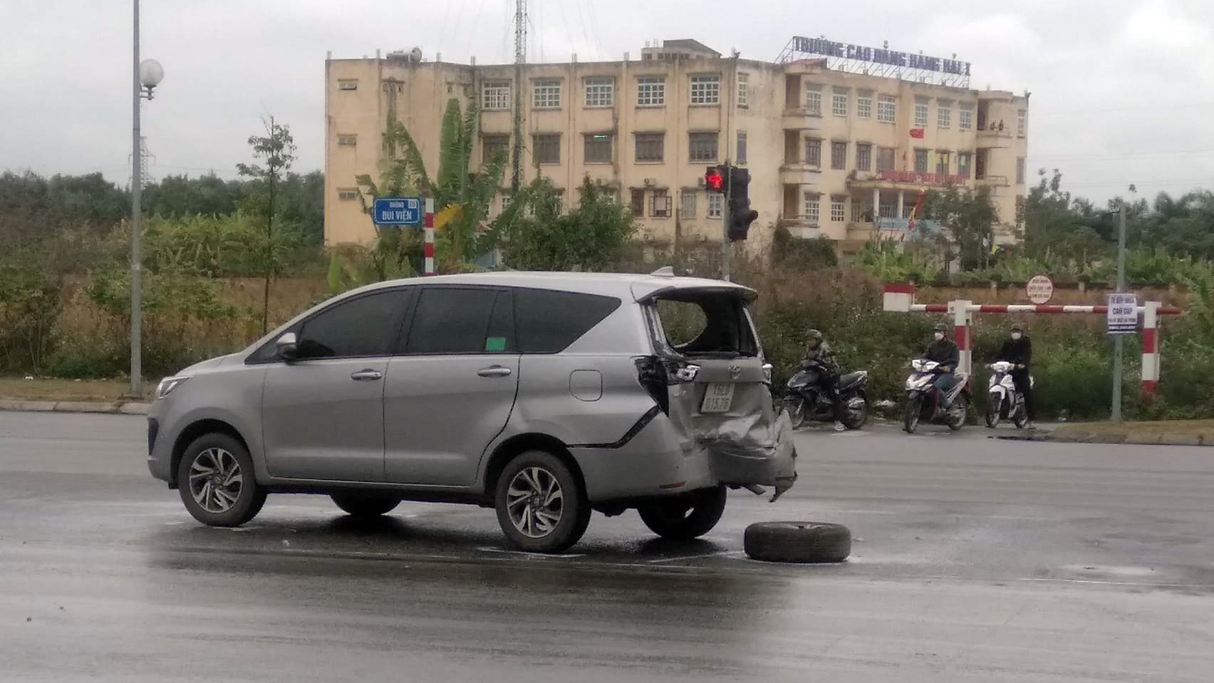 Đằng sau những bức ảnh TNGT: Không làm chủ tốc độ, công-ten-nơ đâm Toyota Innova bẹp toàn bộ phần sau - Ảnh 5.