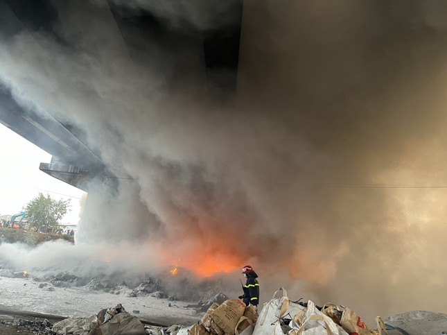 Hà Nội: Cháy dưới gầm cầu Thăng Long, khói đen bốc cao hàng chục mét - Ảnh 3.