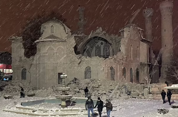 Chùm ảnh chứng minh mức độ tàn phá khủng khiếp của động đất ở Thổ Nhĩ Kỳ: Di tích lịch sử ngàn năm tuổi bị san phẳng trong chốc lát - Ảnh 3.