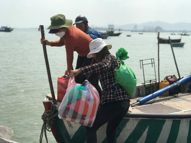 Những phụ nữ ‘cược’ mạng sống với biển, đu bám ghềnh đá hái rau nước mưu sinh - Ảnh 16.