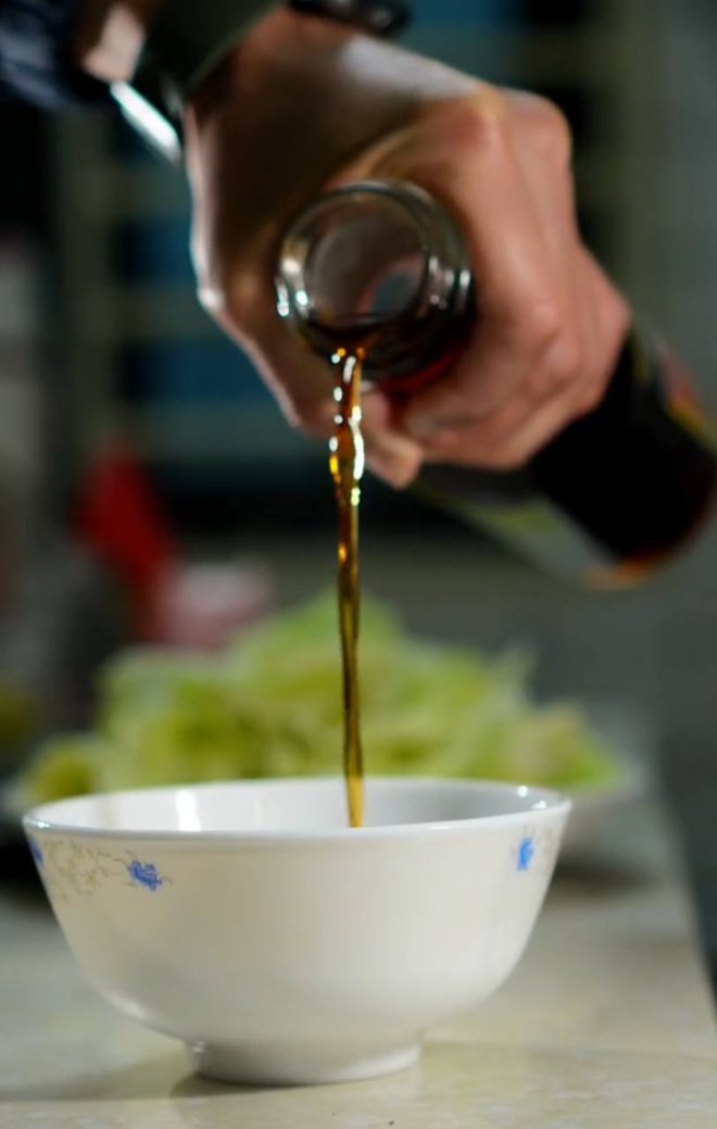Món nước chấm từ loại đặc sản kỳ dị ở Việt Nam, giá cả nửa triệu đồng/chai nhưng không phải ai cũng biết - Ảnh 9.