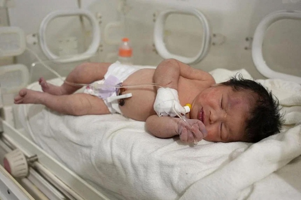 Bé gái sơ sinh được cứu khỏi đống đổ nát sau trận động đất ở Syria - Ảnh 1.