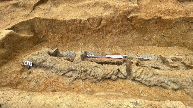 Kinh ngạc thanh kiếm dài 2,3 mét trong ngôi mộ cổ 1.600 tuổi - Ảnh 1.