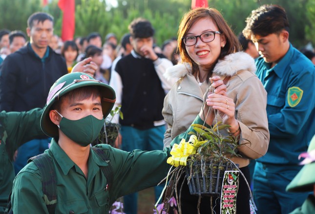 Chàng trai mồ côi và ông bố trẻ xung phong nhập ngũ - Ảnh 5.