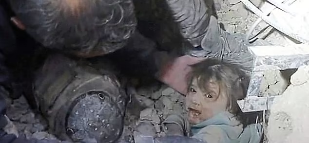 Giải cứu nạn nhân động đất ở Thổ Nhĩ Kỳ - Syria: Rơi nước mắt cảnh tượng đứa trẻ mắc kẹt nuốt cả cát bụi - Ảnh 7.