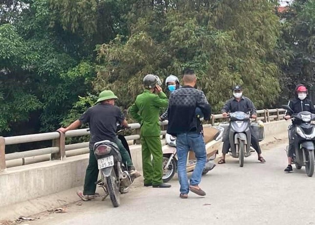 Nam sinh để lại dép và giấy xin lỗi trên cầu rồi... đi chơi khiến cả trăm người hốt hoảng tìm kiếm - Ảnh 2.