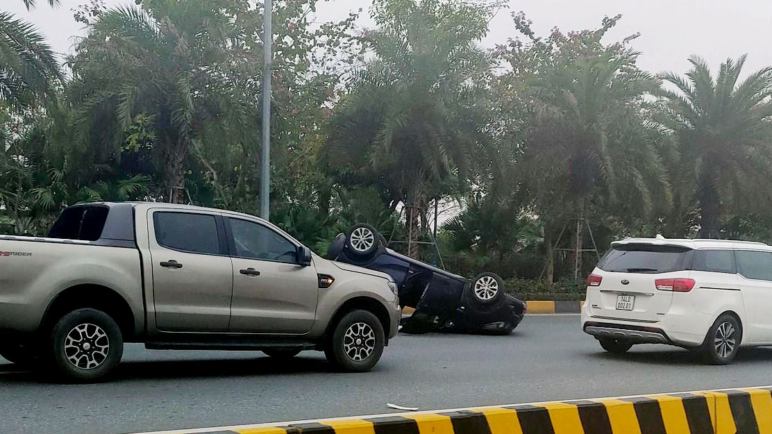 Đằng sau những bức ảnh TNGT: Va chạm với Toyota Corolla Altis, VinFast Fadil lật ngửa giữa đường - Ảnh 2.