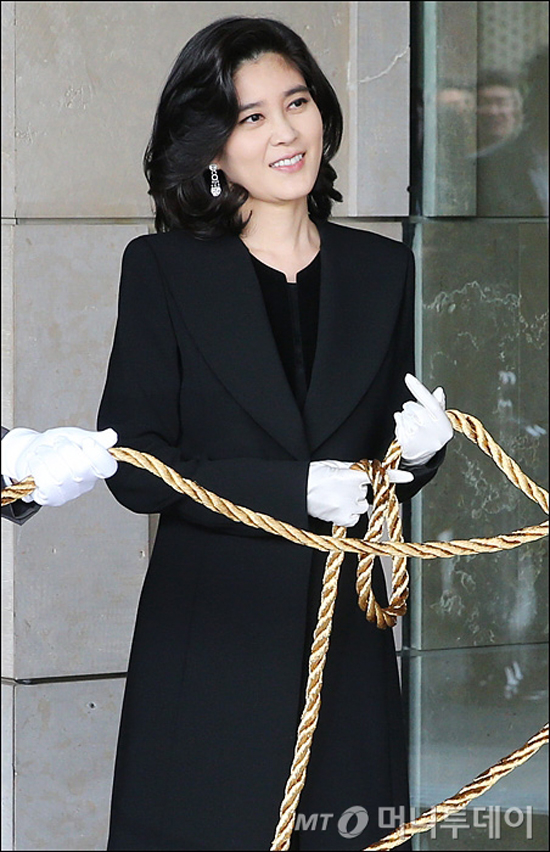 Công chúa Samsung chiếm trọn spotlight tại lễ tốt nghiệp của con trai, diện đồ đơn giản vẫn thần thái hơn người - Ảnh 9.