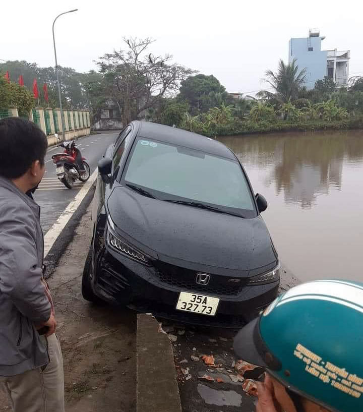 Đằng sau những bức ảnh TNGT: Lỡ chân ga khi lùi, tài xế xuýt đưa Honda City xuống ao - Ảnh 3.