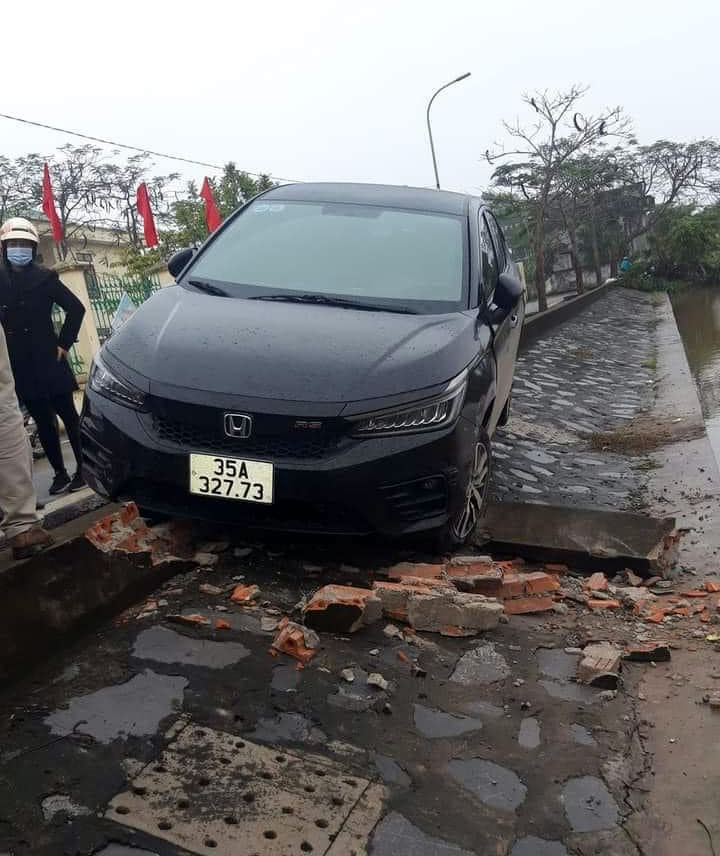 Đằng sau những bức ảnh TNGT: Lỡ chân ga khi lùi, tài xế xuýt đưa Honda City xuống ao - Ảnh 1.