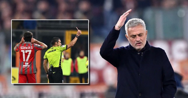 Mourinho bị đuổi khiến Roma trắng tay trước đội bét bảng - Ảnh 1.