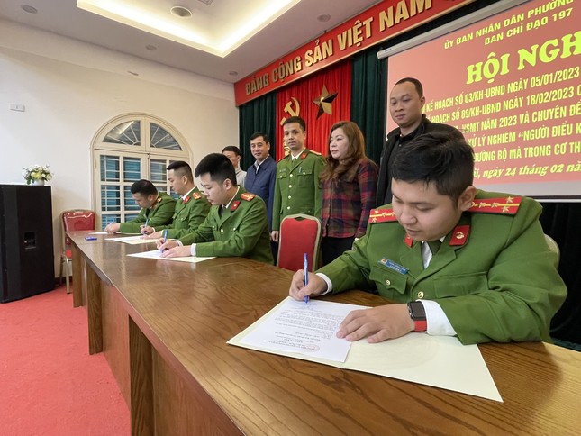 Cán bộ, đảng viên, công chức Hà Nội ký cam kết không ép buộc, kích động người khác uống rượu, bia - Ảnh 1.